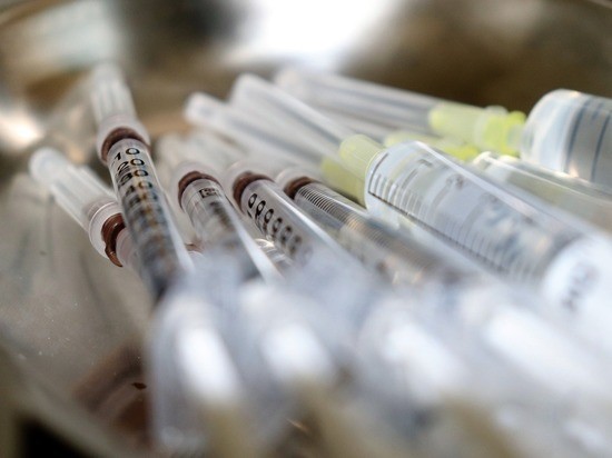 Эксперт рассказал, может ли коронавирус мутировать из-за вакцинации